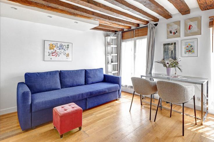 Building Rue Geoffroy l'Angevin - thekonciergerie - 1347565 adresindeki bir dairede modern mobilyalarla zarif bir şekilde tasarlanmış oturma odası 3rd arrondissement, Paris