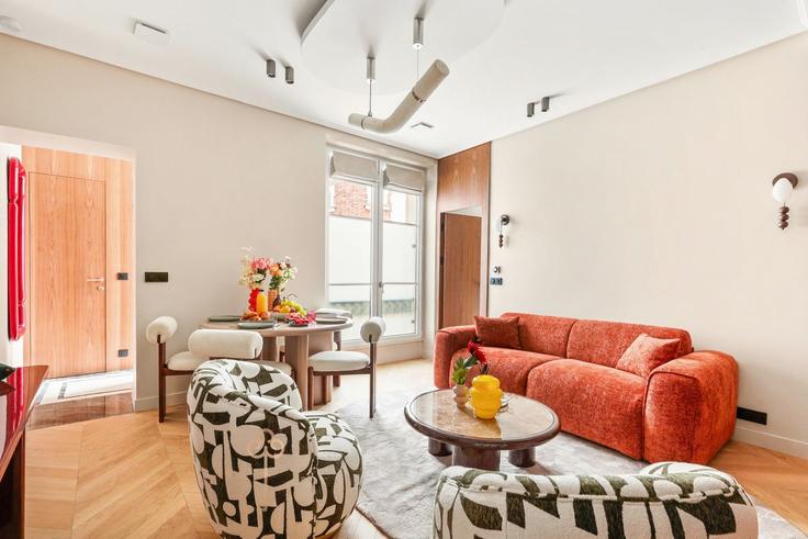 Elegant gestaltetes Wohnzimmer mit moderner Einrichtung in einer Wohnung im Building Rue du Four - thekonciergerie - 1579652 in 6th arrondissement, Paris