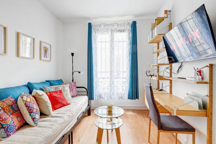 Elegante sala de estar con mobiliario moderno en un apartamento en Building Rue Baudricourt - thekonciergerie - 1377375 en 13th arrondissement, Paris