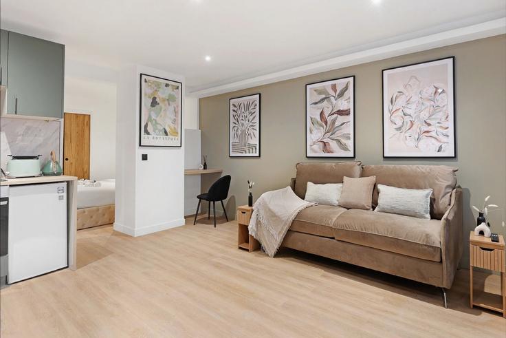 Sala de estar elegantemente projetada com móveis modernos em um apartamento no Building Boulevard Kellermann - thekonciergerie - 1373674 em 13th arrondissement, Paris Sala de estar elegantemente projetada com móveis modernos em um apartamento no Building Boulevard Kellermann - thekonciergerie - 1373674 em 13th arrondissement, Paris
