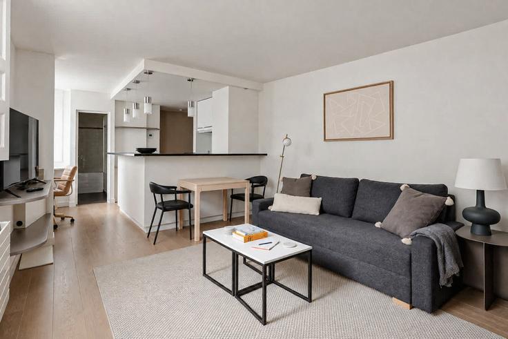 Building Rue de Grenelle - thekonciergerie - 1696219 adresindeki bir dairede modern mobilyalarla zarif bir şekilde tasarlanmış oturma odası 7th arrondissement, Paris Building Rue de Grenelle - thekonciergerie - 1696219 adresindeki bir dairede modern mobilyalarla zarif bir şekilde tasarlanmış oturma odası 7th arrondissement, Paris