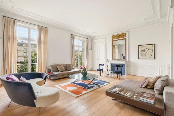 Paris 16th arrondissementのBuilding Avenue Georges Mandel - thekonciergerie - 1588941のアパートメントにある、モダンな家具を備えたエレガントなデザインのリビングルーム Paris 16th arrondissementのBuilding Avenue Georges Mandel - thekonciergerie - 1588941のアパートメントにある、モダンな家具を備えたエレガントなデザインのリビングルーム