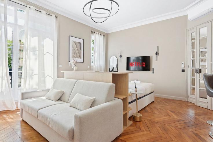 Salle de séjour élégante avec mobilier moderne dans un appartement à Building Boulevard Kellermann - thekonciergerie - 1597020 à 13th arrondissement, Paris Salle de séjour élégante avec mobilier moderne dans un appartement à Building Boulevard Kellermann - thekonciergerie - 1597020 à 13th arrondissement, Paris