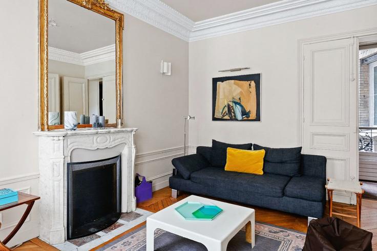 Elegante sala de estar con mobiliario moderno en un apartamento en Building Rue Lentonnet - thekonciergerie - 1547649 en 9th arrondissement, Paris Elegante sala de estar con mobiliario moderno en un apartamento en Building Rue Lentonnet - thekonciergerie - 1547649 en 9th arrondissement, Paris