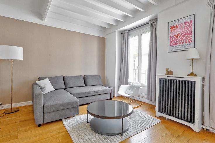 Sala de estar elegantemente projetada com móveis modernos em um apartamento no Building Avenue de Suffren - thekonciergerie - 1347564 em 15th arrondissement, Paris