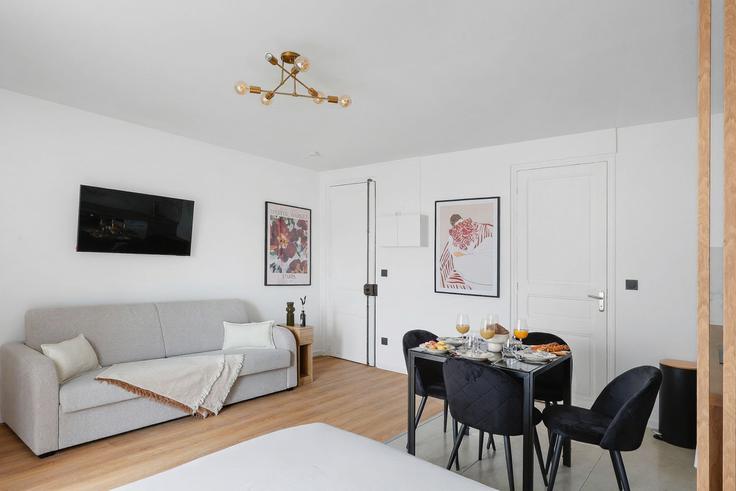 Salle de séjour élégante avec mobilier moderne dans un appartement à Building Boulevard Kellermann - thekonciergerie - 1597031 à 13th arrondissement, Paris Salle de séjour élégante avec mobilier moderne dans un appartement à Building Boulevard Kellermann - thekonciergerie - 1597031 à 13th arrondissement, Paris