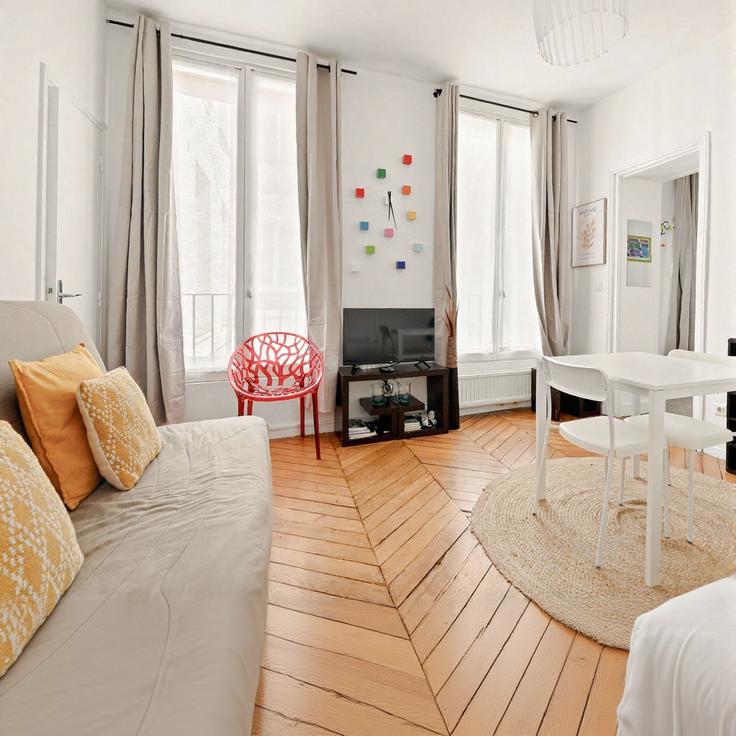 Sala de estar elegantemente projetada com móveis modernos em um apartamento no Building Rue Sainte-Apolline - thekonciergerie - 1610976 em 3rd arrondissement, Paris Sala de estar elegantemente projetada com móveis modernos em um apartamento no Building Rue Sainte-Apolline - thekonciergerie - 1610976 em 3rd arrondissement, Paris