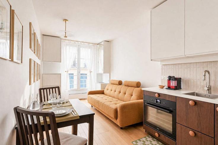 Salle de séjour élégante avec mobilier moderne dans un appartement à Building Rue de l'École de Médecine - thekonciergerie - 1644411 à 6th arrondissement, Paris Salle de séjour élégante avec mobilier moderne dans un appartement à Building Rue de l'École de Médecine - thekonciergerie - 1644411 à 6th arrondissement, Paris