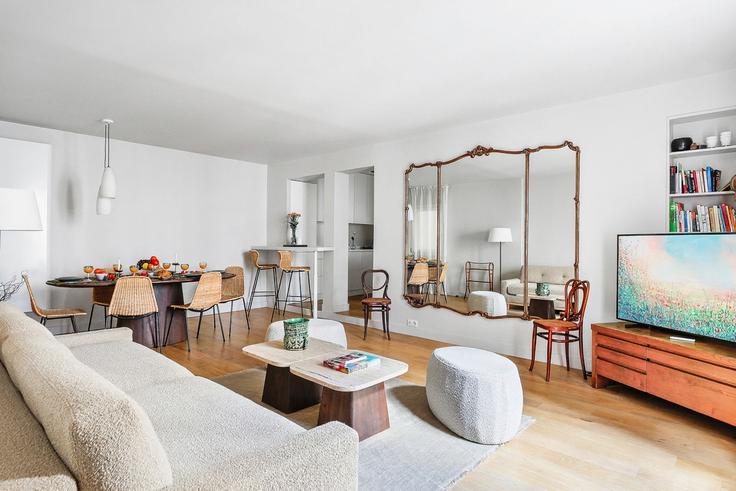 Salle de séjour élégante avec mobilier moderne dans un appartement à Building Rue des Saints-Pères - thekonciergerie - 1512295 à 7th arrondissement, Paris Salle de séjour élégante avec mobilier moderne dans un appartement à Building Rue des Saints-Pères - thekonciergerie - 1512295 à 7th arrondissement, Paris