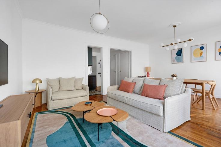 Sala de estar elegantemente projetada com móveis modernos em um apartamento no Building Avenue Stéphane Mallarmé - thekonciergerie - 1391272 em 17th arrondissement, Paris