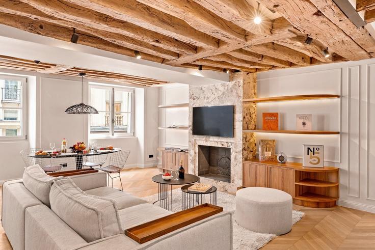 Sala de estar elegantemente projetada com móveis modernos em um apartamento no Building Quai Malaquais - thekonciergerie - 1588888 em 6th arrondissement, Paris Sala de estar elegantemente projetada com móveis modernos em um apartamento no Building Quai Malaquais - thekonciergerie - 1588888 em 6th arrondissement, Paris