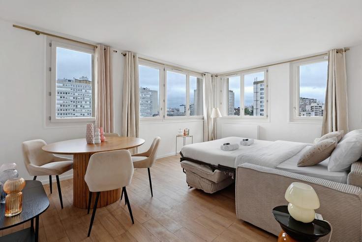 Elegant gestaltetes Wohnzimmer mit moderner Einrichtung in einer Wohnung im Building Rue Henri Ribière - thekonciergerie - 1295744 in 19th arrondissement, Paris Elegant gestaltetes Wohnzimmer mit moderner Einrichtung in einer Wohnung im Building Rue Henri Ribière - thekonciergerie - 1295744 in 19th arrondissement, Paris