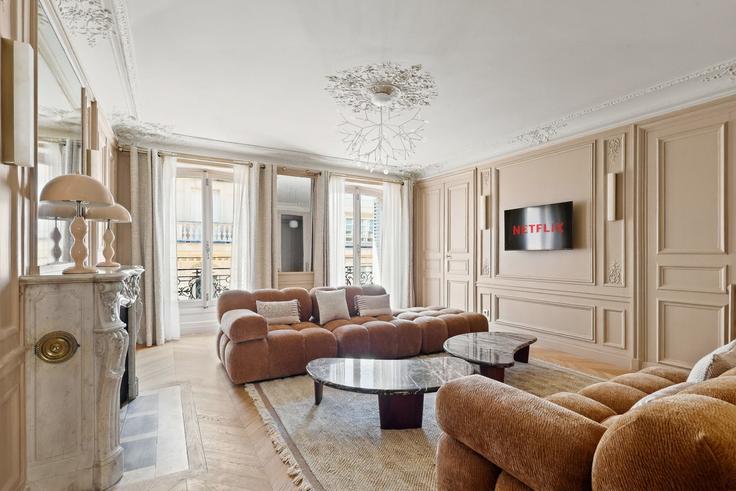 Building Rue Quentin Bauchart - thekonciergerie - 1524595 adresindeki bir dairede modern mobilyalarla zarif bir şekilde tasarlanmış oturma odası 8th arrondissement, Paris