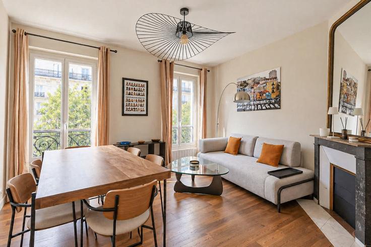 11th arrondissement, Paris에 위치한 Building Avenue Philippe Auguste - thekonciergerie - 1641537 유닛의 세련된 인테리어가 돋보이는 거실 11th arrondissement, Paris에 위치한 Building Avenue Philippe Auguste - thekonciergerie - 1641537 유닛의 세련된 인테리어가 돋보이는 거실