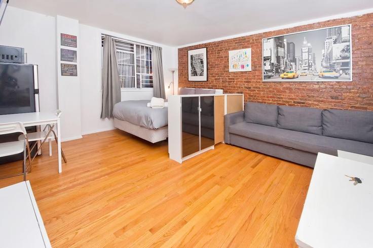 Elegant gestaltetes Wohnzimmer mit moderner Einrichtung in einer Wohnung im Building East 95th Street - thelocalstay - 1032055 - NYC in Manhattan, New York