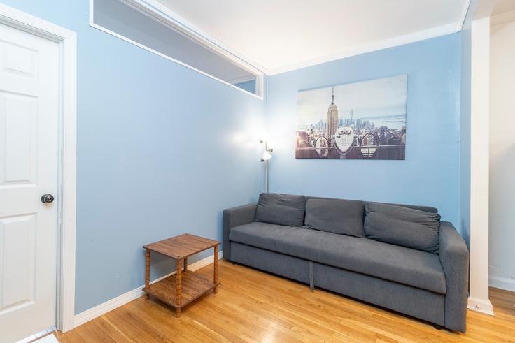 Elegant gestaltetes Wohnzimmer mit moderner Einrichtung in einer Wohnung im Building East 79th Street - thelocalstay - 1032058 - NYC in Manhattan, New York Elegant gestaltetes Wohnzimmer mit moderner Einrichtung in einer Wohnung im Building East 79th Street - thelocalstay - 1032058 - NYC in Manhattan, New York