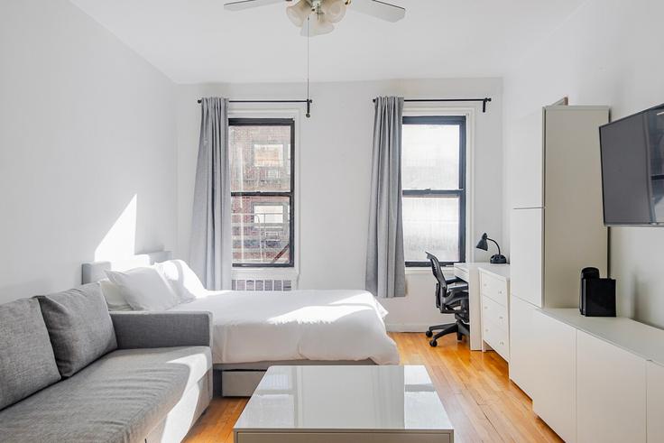 Building East 80th Street - thelocalstay - 1032025 - NYC adresindeki bir dairede modern mobilyalarla zarif bir şekilde tasarlanmış oturma odası Manhattan, New York Building East 80th Street - thelocalstay - 1032025 - NYC adresindeki bir dairede modern mobilyalarla zarif bir şekilde tasarlanmış oturma odası Manhattan, New York