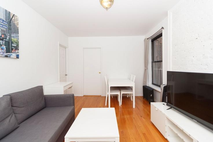Manhattan, New York에 위치한 Building East 93rd Street - thelocalstay - 1058698 - NYC 유닛의 세련된 인테리어가 돋보이는 거실 Manhattan, New York에 위치한 Building East 93rd Street - thelocalstay - 1058698 - NYC 유닛의 세련된 인테리어가 돋보이는 거실