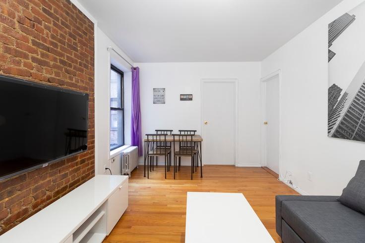 Elegante sala de estar con mobiliario moderno en un apartamento en Building East 94th Street - thelocalstay - 1032043 - NYC en Manhattan, New York Elegante sala de estar con mobiliario moderno en un apartamento en Building East 94th Street - thelocalstay - 1032043 - NYC en Manhattan, New York