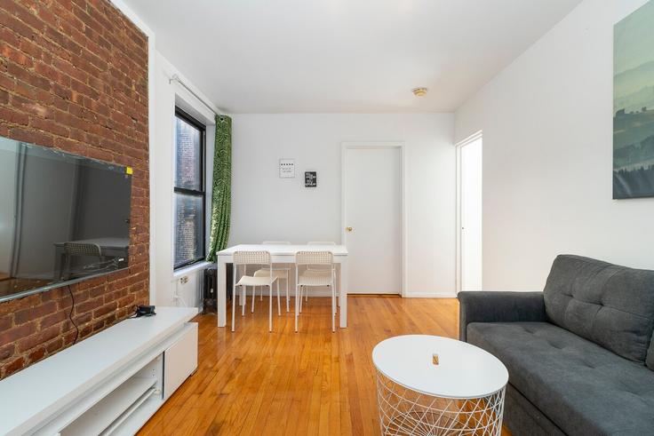 Building 1st Avenue - thelocalstay - 1032081 adresindeki bir dairede modern mobilyalarla zarif bir şekilde tasarlanmış oturma odası Manhattan, New York