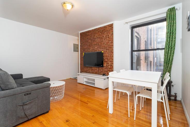 New York ManhattanのBuilding 1st Avenue - thelocalstay - 1032081のアパートメントにある、モダンな家具を備えたエレガントなデザインのリビングルーム