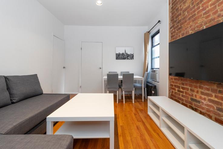 Elegant gestaltetes Wohnzimmer mit moderner Einrichtung in einer Wohnung im Building 1st Avenue - thelocalstay - 1032078 - NYC in Manhattan, New York Elegant gestaltetes Wohnzimmer mit moderner Einrichtung in einer Wohnung im Building 1st Avenue - thelocalstay - 1032078 - NYC in Manhattan, New York