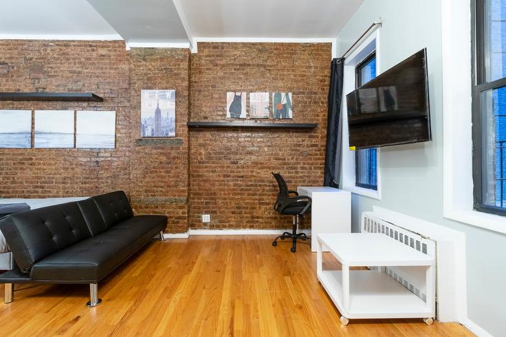 Manhattan, New York에 위치한 Building East 93rd Street - thelocalstay - 1032062 - NYC 유닛의 세련된 인테리어가 돋보이는 거실 Manhattan, New York에 위치한 Building East 93rd Street - thelocalstay - 1032062 - NYC 유닛의 세련된 인테리어가 돋보이는 거실