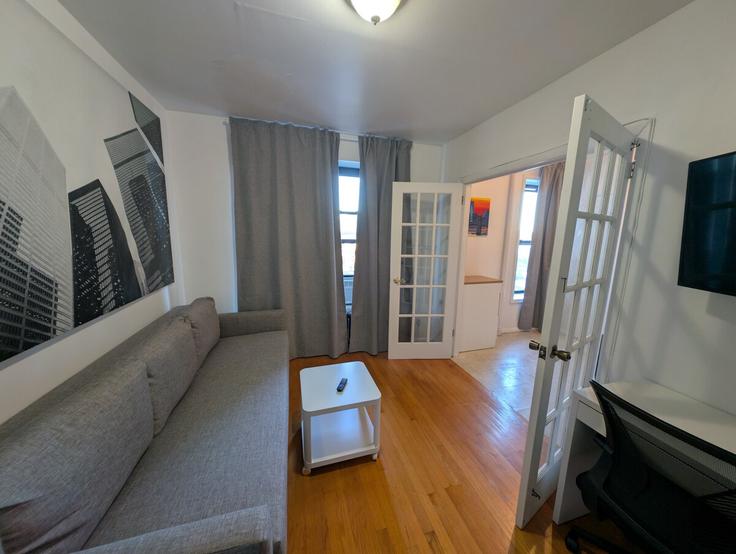Manhattan, New York에 위치한 Building East 95th Street - thelocalstay - 1032055 - NYC 유닛의 세련된 인테리어가 돋보이는 거실 Manhattan, New York에 위치한 Building East 95th Street - thelocalstay - 1032055 - NYC 유닛의 세련된 인테리어가 돋보이는 거실