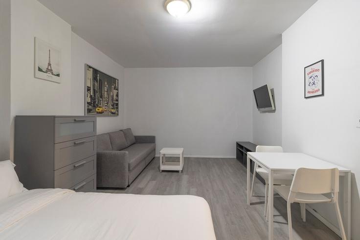 Salle de séjour élégante avec mobilier moderne dans un appartement à Building East 94th Street - thelocalstay - 1032065 - NYC à Manhattan, New York