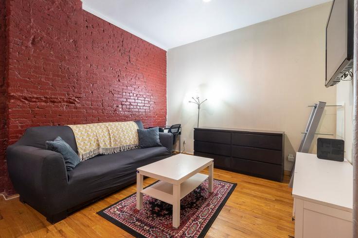 Elegante sala de estar con mobiliario moderno en un apartamento en Building 1st Avenue - thelocalstay - 1032023 - NYC en Manhattan, New York