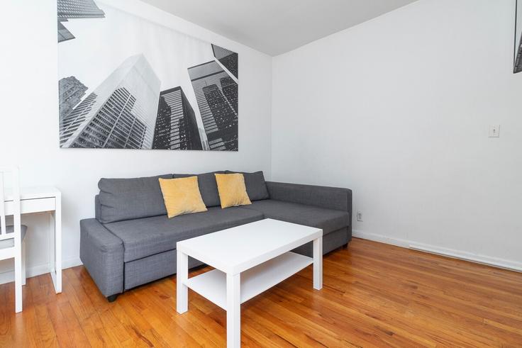 Manhattan, New York에 위치한 Building East 95th Street - thelocalstay - 1032046 - NYC 유닛의 세련된 인테리어가 돋보이는 거실