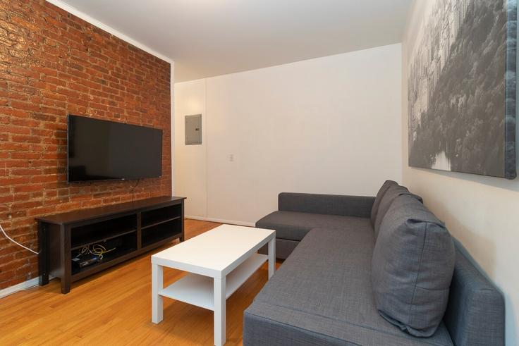 Sala de estar elegantemente projetada com móveis modernos em um apartamento no Building East 92nd Street - thelocalstay - 1058692 - NYC em Manhattan, New York Sala de estar elegantemente projetada com móveis modernos em um apartamento no Building East 92nd Street - thelocalstay - 1058692 - NYC em Manhattan, New York