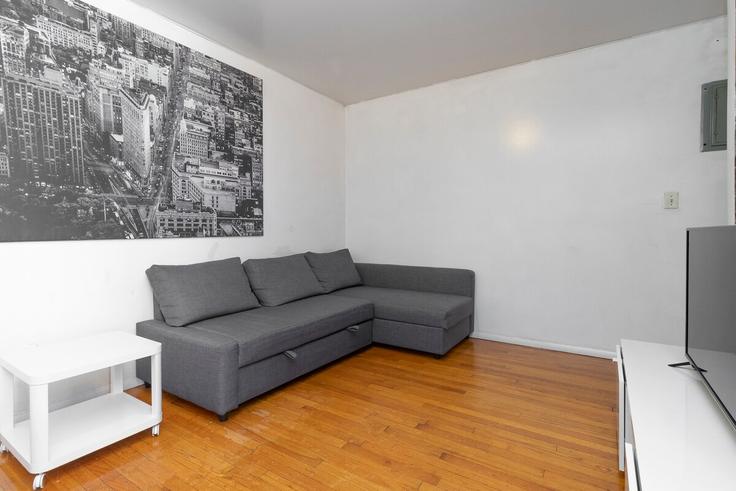 Sala de estar elegantemente projetada com móveis modernos em um apartamento no Building East 96th Street - thelocalstay - 1097568 - NYC em Manhattan, New York Sala de estar elegantemente projetada com móveis modernos em um apartamento no Building East 96th Street - thelocalstay - 1097568 - NYC em Manhattan, New York