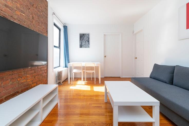 Sala de estar elegantemente projetada com móveis modernos em um apartamento no Building 1st Avenue - thelocalstay - 1032063 - NYC em Manhattan, New York Sala de estar elegantemente projetada com móveis modernos em um apartamento no Building 1st Avenue - thelocalstay - 1032063 - NYC em Manhattan, New York