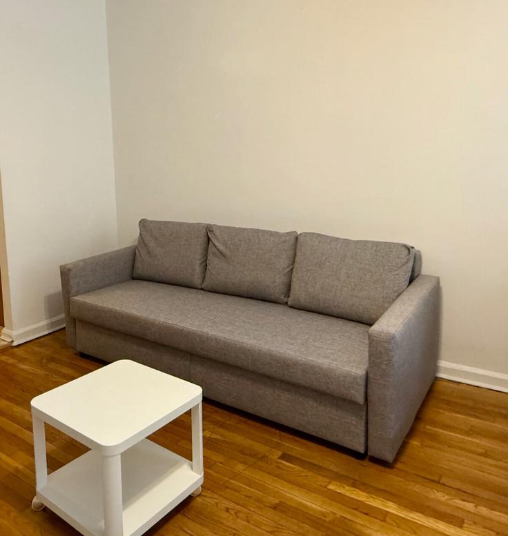 Manhattan, New York에 위치한 Building 1st Avenue - thelocalstay - 1032035 - NYC 유닛의 세련된 인테리어가 돋보이는 거실 Manhattan, New York에 위치한 Building 1st Avenue - thelocalstay - 1032035 - NYC 유닛의 세련된 인테리어가 돋보이는 거실