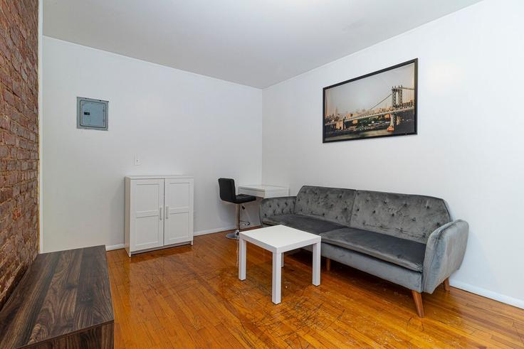 Elegant gestaltetes Wohnzimmer mit moderner Einrichtung in einer Wohnung im Building East 95th Street - thelocalstay - 1058693 - NYC in Manhattan, New York Elegant gestaltetes Wohnzimmer mit moderner Einrichtung in einer Wohnung im Building East 95th Street - thelocalstay - 1058693 - NYC in Manhattan, New York