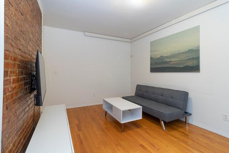 Building 2nd Avenue - thelocalstay - 1032049 - NYC adresindeki bir dairede modern mobilyalarla zarif bir şekilde tasarlanmış oturma odası Manhattan, New York