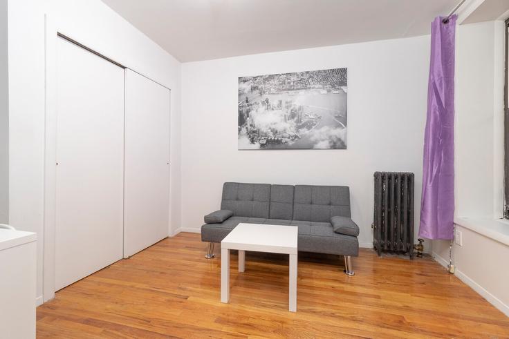 Salle de séjour élégante avec mobilier moderne dans un appartement à Building 3rd Avenue - thelocalstay - 1032039 à Manhattan, New York