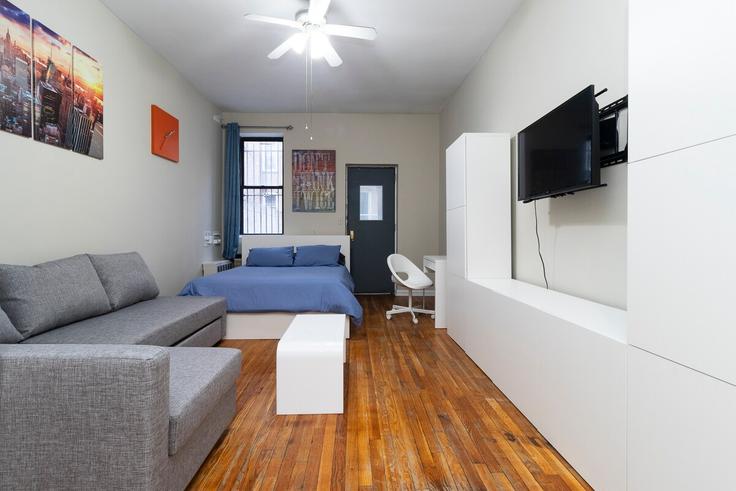 Elegante sala de estar con mobiliario moderno en un apartamento en Building East 81st Street - thelocalstay - 1060730 - NYC en Manhattan, New York