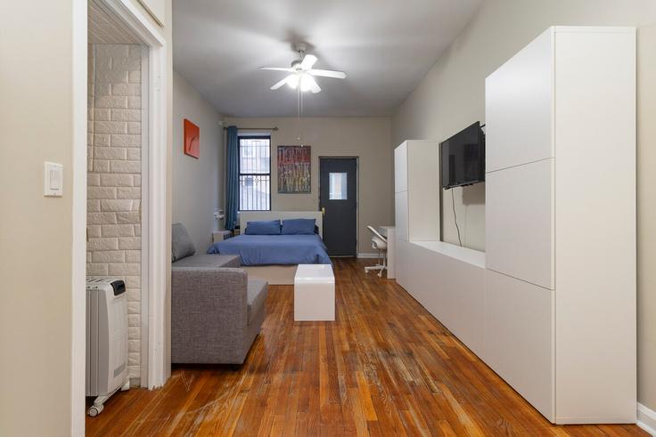 Manhattan, New York에 위치한 Building East 81st Street - thelocalstay - 1060730 - NYC 유닛의 세련된 인테리어가 돋보이는 거실 Manhattan, New York에 위치한 Building East 81st Street - thelocalstay - 1060730 - NYC 유닛의 세련된 인테리어가 돋보이는 거실