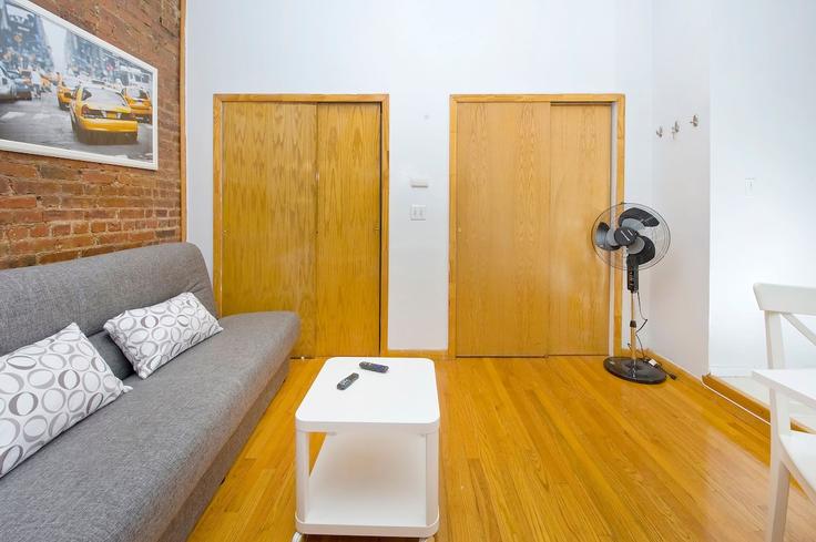 Salle de séjour élégante avec mobilier moderne dans un appartement à Building East 94th Street - thelocalstay - 1032057 - NYC à Manhattan, New York