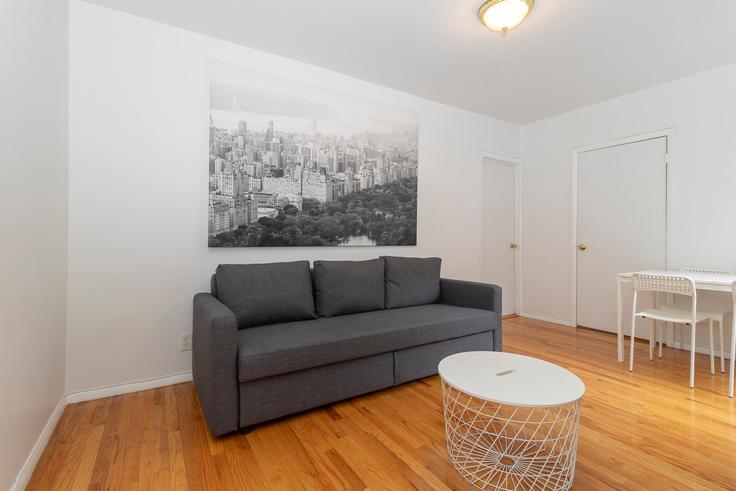 Elegante sala de estar con mobiliario moderno en un apartamento en Building East 95th Street - thelocalstay - 1058689 en Manhattan, New York Elegante sala de estar con mobiliario moderno en un apartamento en Building East 95th Street - thelocalstay - 1058689 en Manhattan, New York