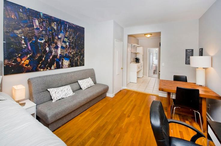 Manhattan, New York에 위치한 Building 2nd Avenue - thelocalstay - 1032033 - NYC 유닛의 세련된 인테리어가 돋보이는 거실 Manhattan, New York에 위치한 Building 2nd Avenue - thelocalstay - 1032033 - NYC 유닛의 세련된 인테리어가 돋보이는 거실