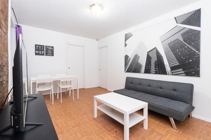 Salle de séjour élégante avec mobilier moderne dans un appartement à Building East 92nd Street - thelocalstay - 1032050 - NYC à Manhattan, New York