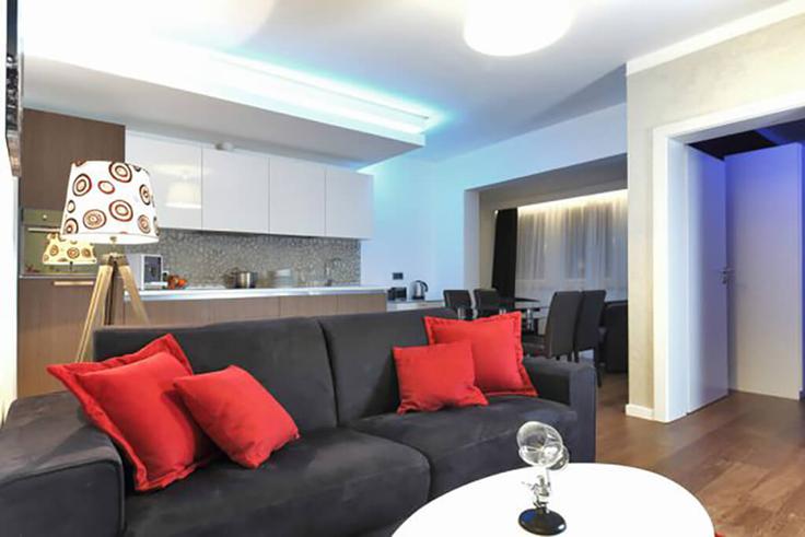 Sala de estar elegantemente projetada com móveis modernos em um apartamento no Building Rue de la Toison d'Or - thequeenluxuryapartments - 1045277 em Luxembourg, Luxembourg