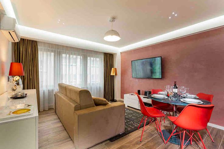 Elegant gestaltetes Wohnzimmer mit moderner Einrichtung in einer Wohnung im Building Rue de Strasbourg - thequeenluxuryapartments - 1045266 in Luxembourg, Luxembourg