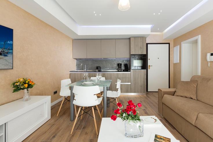 Elegante sala de estar con mobiliario moderno en un apartamento en Building Avenue de la Liberté - thequeenluxuryapartments - 1045306 en Luxembourg, Luxembourg Elegante sala de estar con mobiliario moderno en un apartamento en Building Avenue de la Liberté - thequeenluxuryapartments - 1045306 en Luxembourg, Luxembourg
