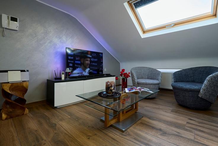Salle de séjour élégante avec mobilier moderne dans un appartement à Building Avenue de la Liberté - thequeenluxuryapartments - 1045281 à Luxembourg, Luxembourg