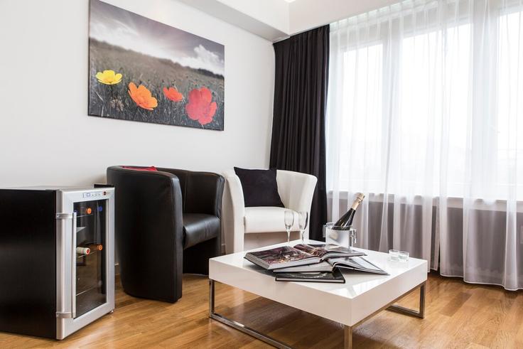 Luxembourg LuxembourgのBuilding Avenue de la Liberté - thequeenluxuryapartments - 1045284のアパートメントにある、モダンな家具を備えたエレガントなデザインのリビングルーム