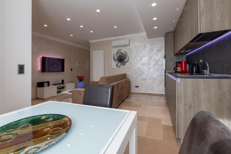 Building Rue Alphonse Munchen - thequeenluxuryapartments - 1045312 adresindeki bir dairede modern mobilyalarla zarif bir şekilde tasarlanmış oturma odası Luxembourg, Luxembourg